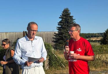Philippe Sellier, membre du bureau de la FNB et éleveur allaitant dans l'Eure, martèle, devant le directeur de l'abattoir, que Bigard, leader français des abatteurs, orchestre une baisse continue des prix qui in fine se retournera contre toute la filière.