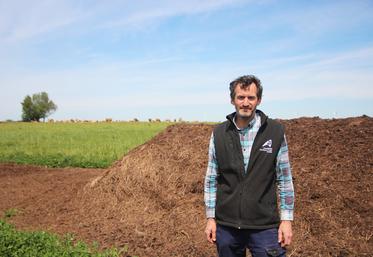 Au printemps, David Léger composte la litière deux fois à 15 jours d'intervalle. Il l'épand ensuite, sans l'incorporer sur ses prairies temporaires.