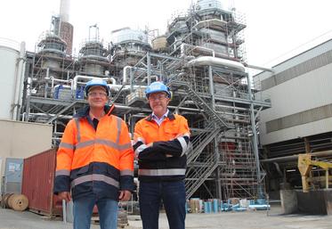 Samuel Crèvecœur, président de la section de Fontaine-le-Dun chez Cristal Union, et Christophe Croison, directeur de l'usine, posent devant le nouvel évaporateur à 6 effets.
