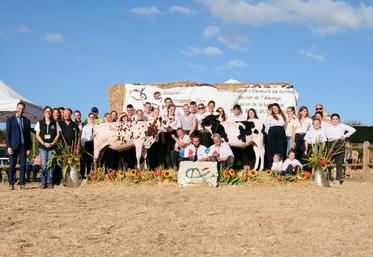 Alfa Romeo, championne normande de l'EARL Delamare, et Ballerine, championne prim'holstein du Gaec de la ferme du Chêne.