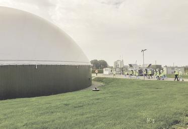 Les BTSA Acse d'Yvetot devant l'unité de méthanisation Caux Avenir Biogaz située à Limpiville. 