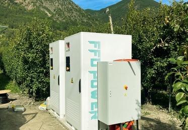 La batterie, installée ici dans un verger, a une emprise au sol de 5 m2. Elle permet de dégager un revenu de 1 800 euros/an pour une durée de 12 voire 17 ans.