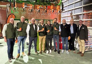 Maxime et Jean-Luc Freulet, fils et père, entourés des équipes d'Amazone, de Freulet et d'Ev Agri.