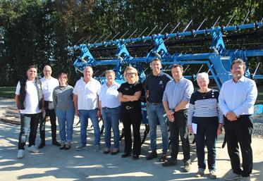 Les participants à l'étape normande du Tour de France d'Axema, au sein des établissements Bonnel au Neubourg (Eure).