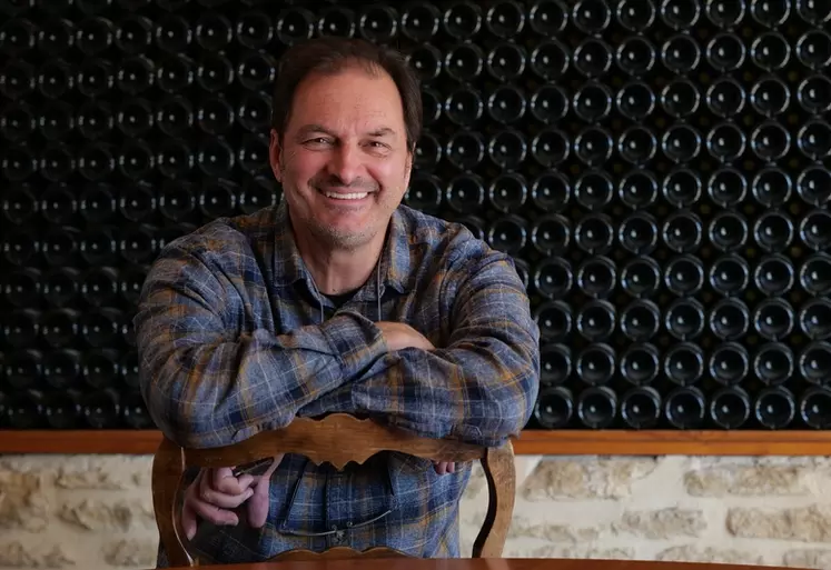 Bernard Duseigneur, vigneron à Chateauneuf-du-Pape et Lirac, a appris l’existence du dispositif de « réméré » repris par la Safer Paca en lisant la lettre d’information du Syndicat des vignerons de l’appellation. Il a décidé de l'actionner face aux conséquences financières induites par la taxe Trump et la pandémie de Covid-19. © E. Brugvin
