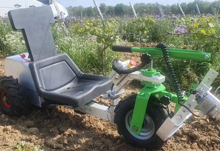 Conçu pour les pentes jusqu'à 10 %, le siège de taille électrique Flex-Viti 300 de Constructions Humeau s'appuie sur trois roues, dont deux animées par deux batteries, et affiche une autonomie d'une journée.