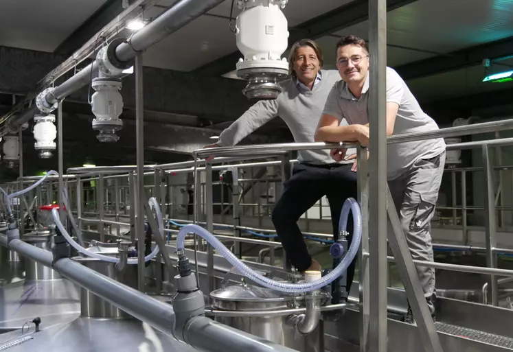 Matthieu Planté (à gauche) et Quentin Renouil (à droite) de CO2 Winery ont suivi de près le système de captage du gaz carbonique installé chez leur client à ...