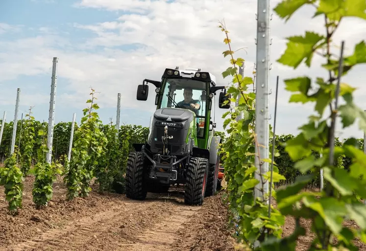 Le nouveau tracteur vigneron Fendt E107 V Vario affiche une autonomie de 4 à 7 h. 