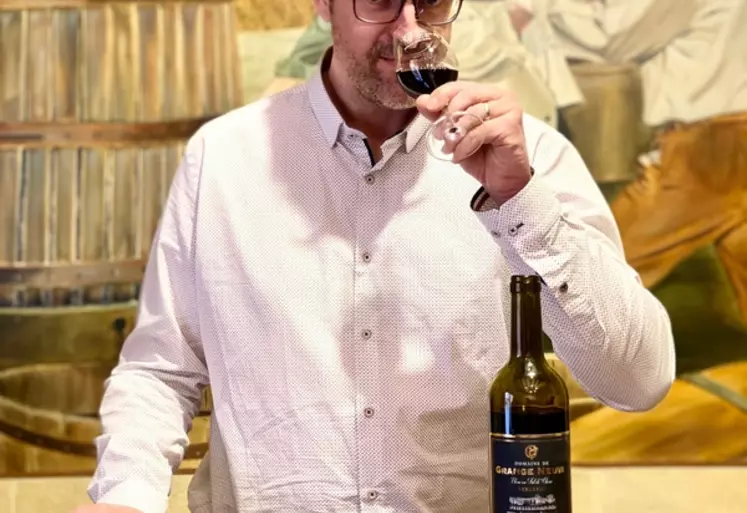Anthony Castaing, vigneron au Domaine de Grange Neuve, à Pomport, en Dordogne, vient de lancer une cuvée de vin primeur. Le timing a été son principal challenge.