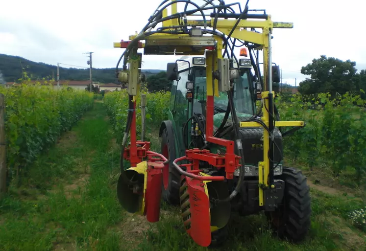 Georges Paire, viticulteur retraité dans la Loire, a créé une machine pouvant à la fois effeuiller et rogner le haut de la vigne.