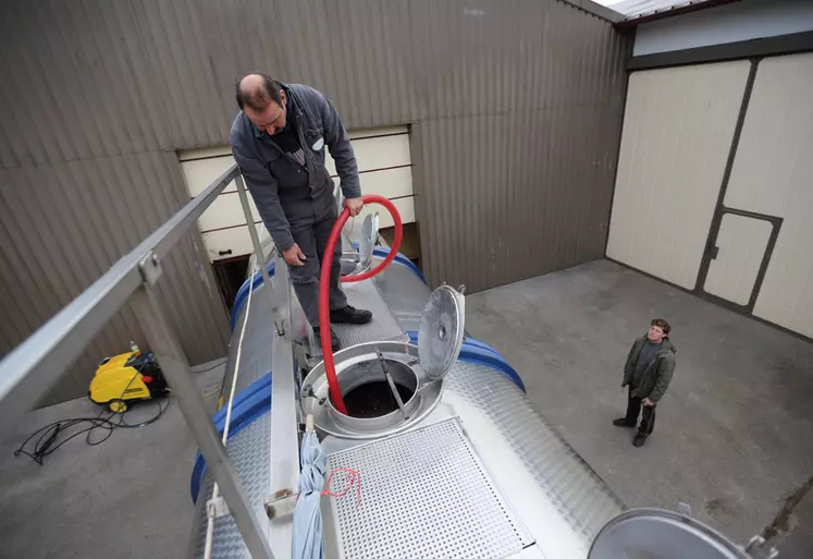 Viticulture. Commercialisation du vin. Vente en vrac au négoce. Chargement de vin dans un camion citerne de 28 000 litres depuis le chai d'un vigneron. Enlèvement de vin ...