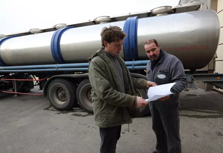 Viticulture. Commercialisation du vin. Vente en vrac au négoce. Contrôle et signature d'un bon de transport après chargement de vin dans un camion citerne de 28 000 litres ...