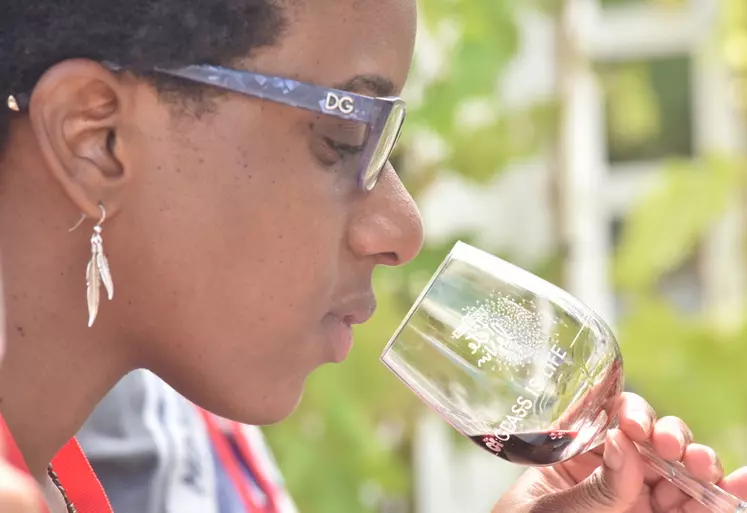 dégustation de vins bordelais. vin rouge de Bordeaux. consommation par les femmes. jeune femme de couleur. verre. arômes. manifestation Bordeaux fête le vin.  lunettes. ...