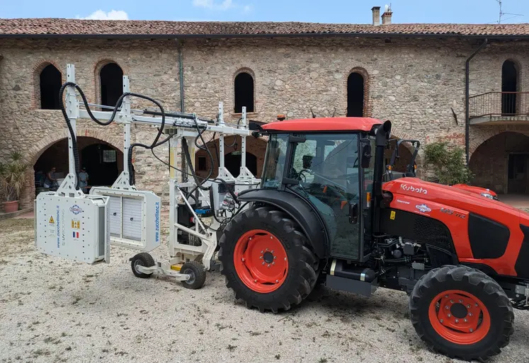 Tracteur Kubota vigneron équipé du système de stimulation des défenses de la culture par exposition aux UV-C UV Boosting