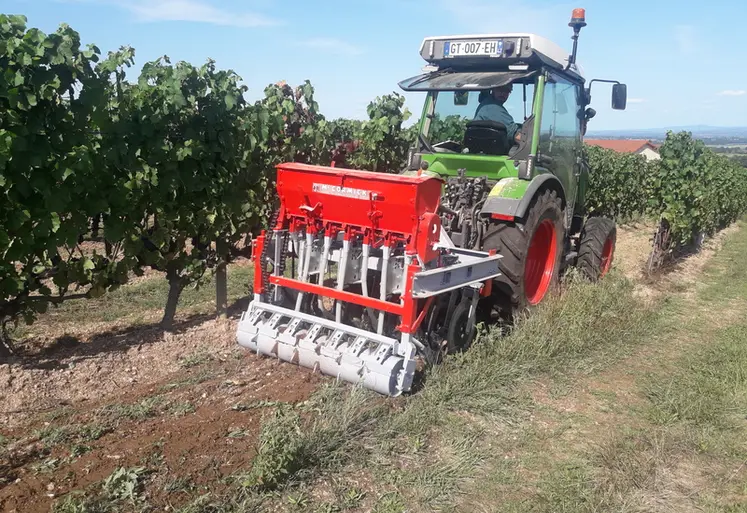 <em class="placeholder">Le semoir à engrais verts bricolé par le vigneron Georges Paire.</em>