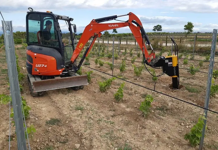 <em class="placeholder">Mini-pelle Kubota dans les vignes équipée d&#039;une complanteuse.</em>