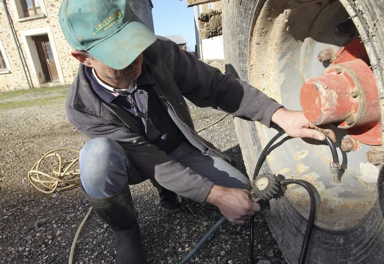 <em class="placeholder">vérification de la pression des pneus d&#039;un tracteur avec un manomètre. Agriculteur. contrôle du matériel. machinisme agricole. Entretien de l&#039;équipement. prévention des ...</em>