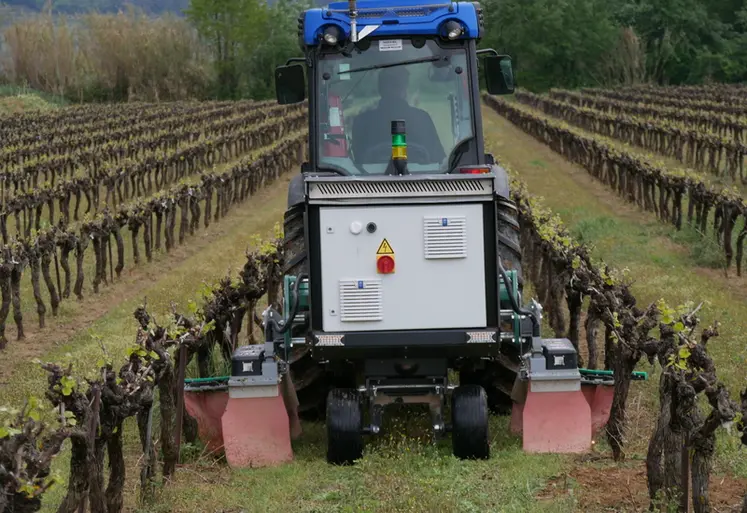 <em class="placeholder">Passage dans les vignes de la machine XPS de Zasso pour le désherbage électrique.</em>