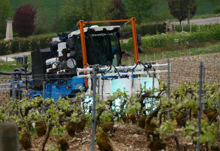 <em class="placeholder">Passage de la machine de stimulation de la vigne aux UV  d&#039;UV Boosting, dans des vignes en pente de Champagne. Au champagne Serge Mathieu à Avirey-Lingey dans l&#039;Aube, le 4 ...</em>