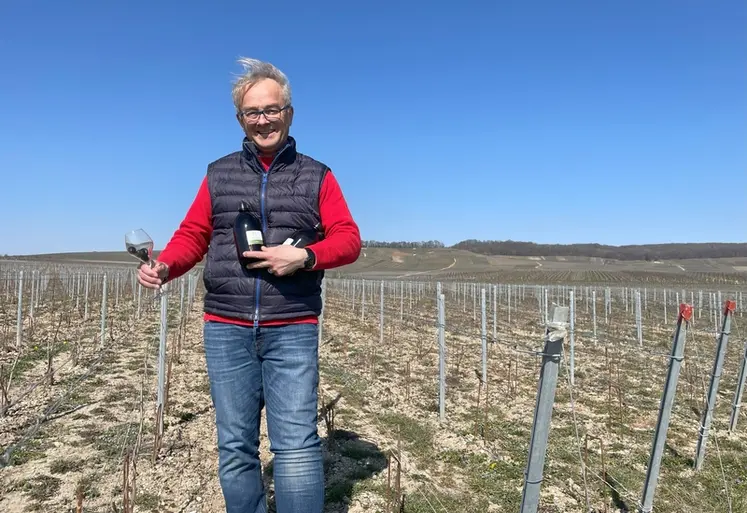<em class="placeholder">Jean-Chrisophe Delavenne, viticulteur champenois bio dans ses vignes</em>