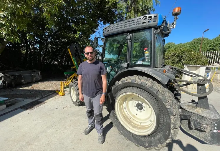 <em class="placeholder">Cédric Rougier devant son tracteur New Holland T4.100N équipé de pneumatiques Trelleborg Pneutrac </em>