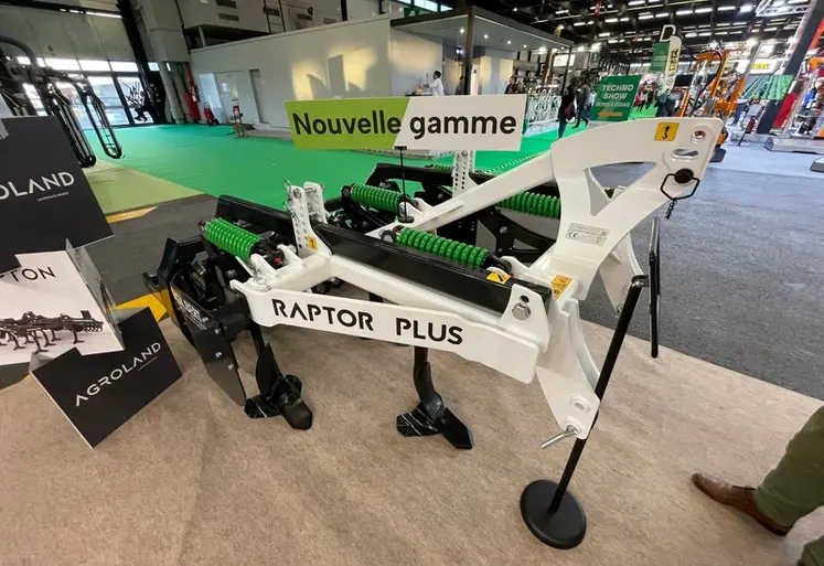 <em class="placeholder">Cultivateur Agroland Raptor Plius présenté au Vinitech 2024.  </em>