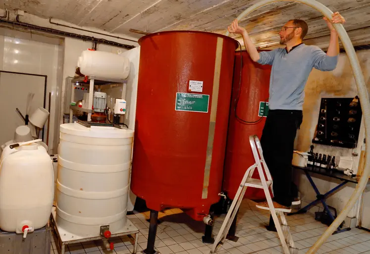 <em class="placeholder">Vigneron ajoutant des levures ensemencees quelques jours plus tot a la recolte de l annee. Ensemencement des levures pour la vignification des vins effervescents de Champagne.</em>