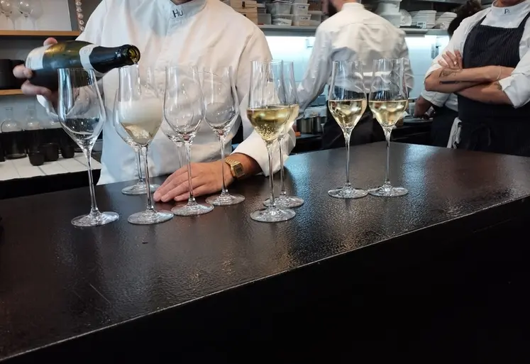 <em class="placeholder">Service d&#039;un crémant d&#039;alsace dans un restaurant parisien. </em>