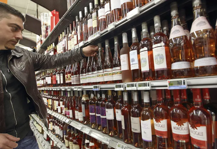 <em class="placeholder">client de supermarché dans un rayon vins. Grande distribution. magasin Carrefour. jeune consommateur dans une grande surface. choix d&#039;un vin rosé cabernet d&#039;anjou. achat ...</em>