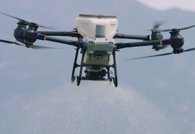 <em class="placeholder">Drone Agras T50 de DJI en vol.</em>