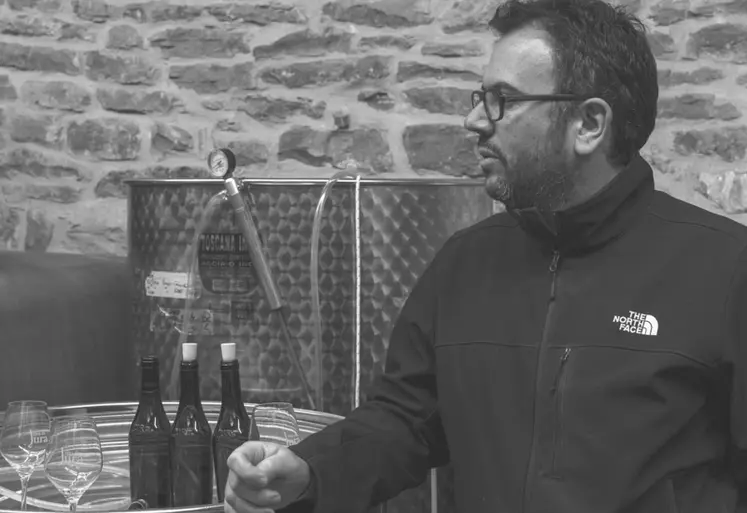 <em class="placeholder">

    Print

David Croix, viticulteur sur 8 ha au Domaine des Croix, à Beaune, en Côte-d’Or</em>