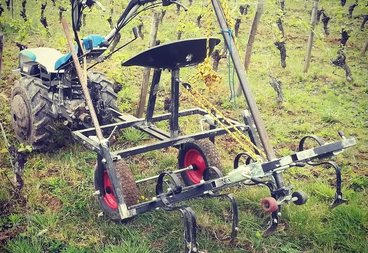 <em class="placeholder">Motoculteur dans une vigne.</em>