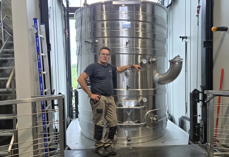 David Fourtout, vigneron du chateau Les Mondérys, présente sa cuve mobile grâce à un ascenseur dédié. 