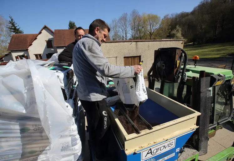 <em class="placeholder">Prestataire de service effectuant un epandage d amendement organique avec un enjambeur. Une vis de distribution est montee sur le plateau de l enjambeur et l epandage se fait ...</em>