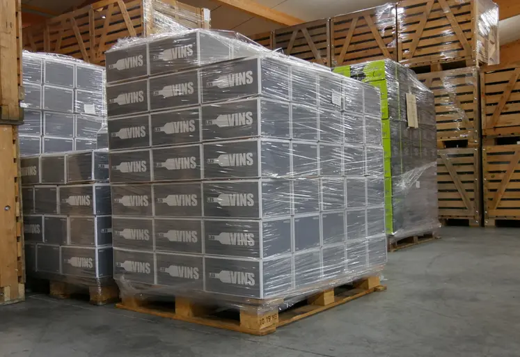 <em class="placeholder">Palette de vin dans un domaine viticole prête pour l&#039;expédition.</em>