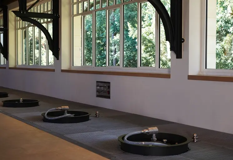 <em class="placeholder">chai avec cuves équipées d&#039;un système de récupération de CO2</em>