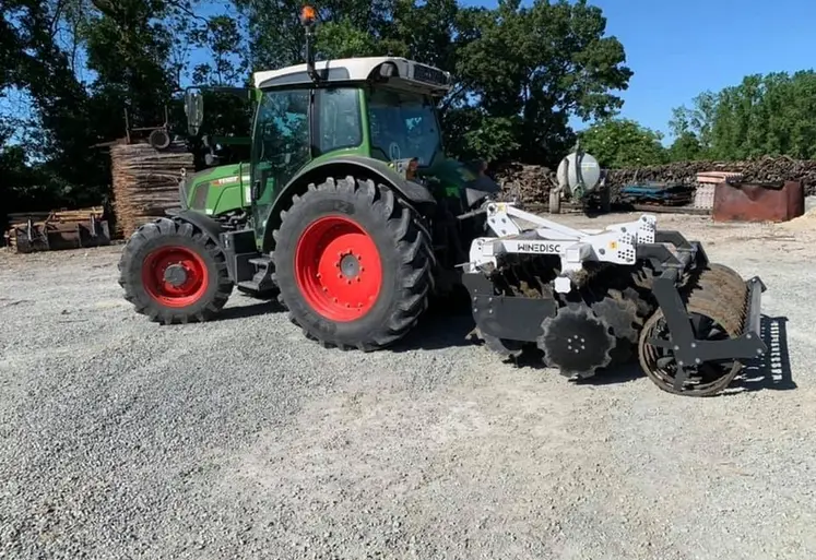 <em class="placeholder">Tracteur Fendt et outil de travail du sol à disques Agroland</em>
