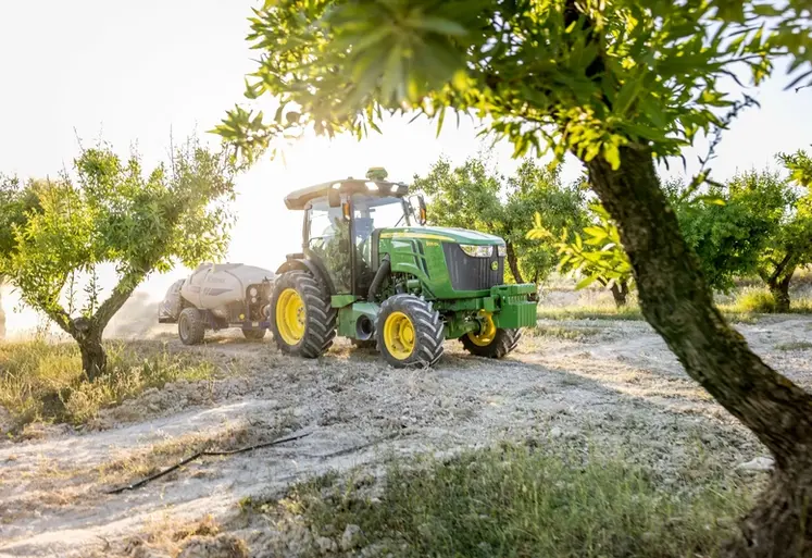 <em class="placeholder">Tracteur John Deere 5105 EN avec un atomiseur dans les vergers</em>