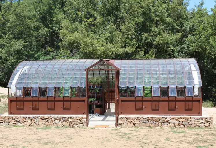 <em class="placeholder">Serre aquaponique pour le traitement des effluents vinicoles</em>