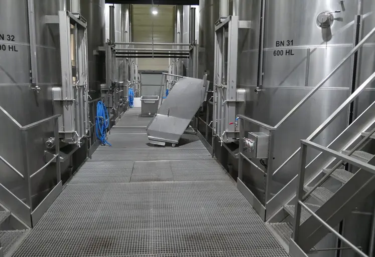 <em class="placeholder">Chai de la cave coopérative de Tutiac. Cuves en inox de 600 hl, goulotte pour décuvage, vis sans fin sous le sol grillagé pour évacuer le marc</em>