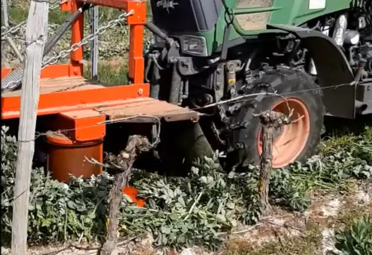 <em class="placeholder">faucheuse autoconstruite de Geoffrey Gabaston au Domaine Carcenac</em>