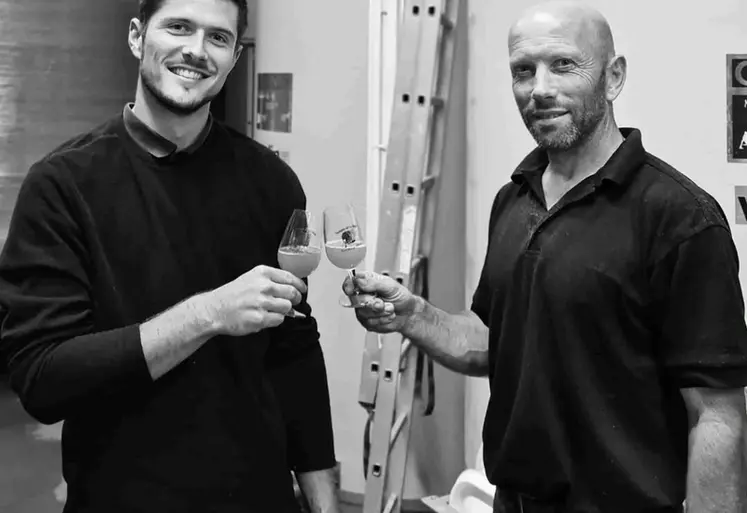 <em class="placeholder">Corentin et Thierry Pineau, vignerons du Domaine de la Noue</em>