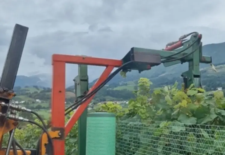 <em class="placeholder">Dérouleuse à filets anti-oiseaux bricolée.</em>