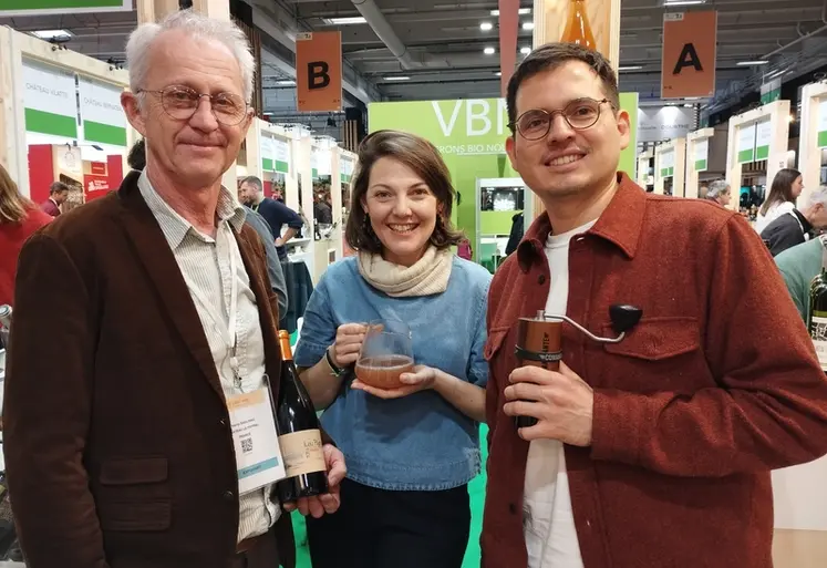 <em class="placeholder">Le vigneron Thierry Daulhiac, et Célia Roussin et Nahabi Velarde, créateurs de Grap à Wine Paris 2026.</em>