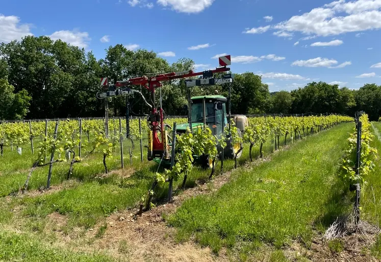 <em class="placeholder">Traitement phytosanitaire de la vigne à Claix en Charente, le 16 mai 2023 avec le pulvérisateur Wulp monté sur tracteur John Deere
Vignobles Lescure</em>