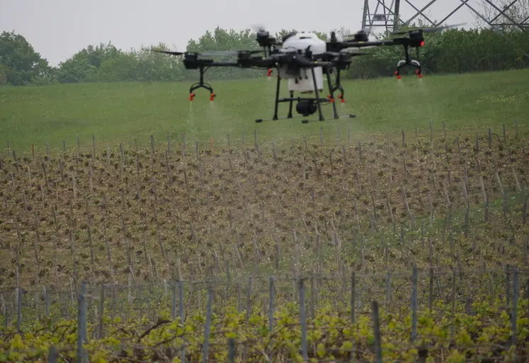 <em class="placeholder">Démonstration de traitement phytosanitaire (à l'eau) des vignes avec un drone, au Champagne Serge Mathieu, à Avirey-Lingey dans l'Aube, le 4 mai 2022. </em>