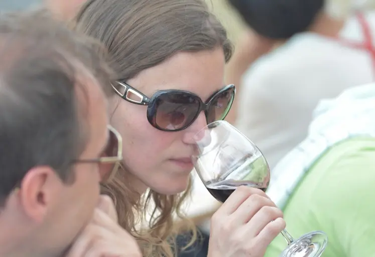 <em class="placeholder">jeune femme sentant un verre de vin rouge</em>