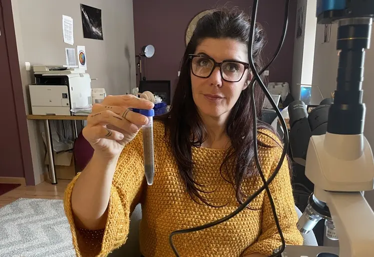 <em class="placeholder">Céline Basset dans son laboratoire à Dieulefit</em>