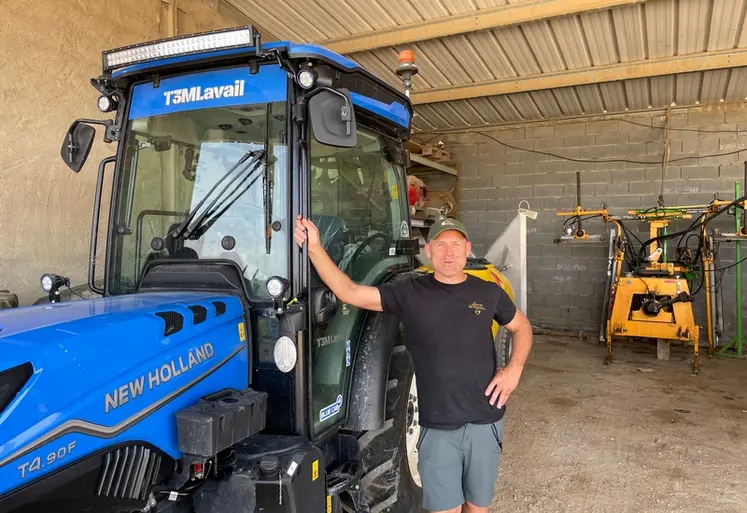 <em class="placeholder">Olivier Constans, responsable du vignoble au domaine Laurent Miquel, devant une tracteur New Holland T4.90F.</em>
