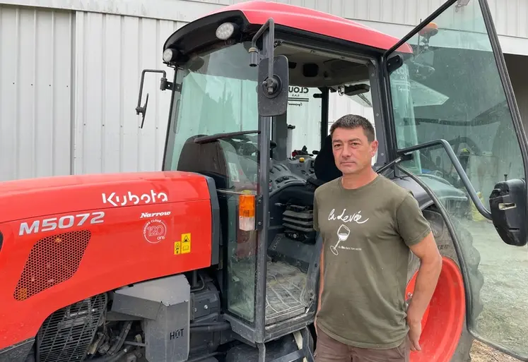 <em class="placeholder">Sylvain Vatel du Domaine du Fossile devant un tracteur Kubota M5072</em>